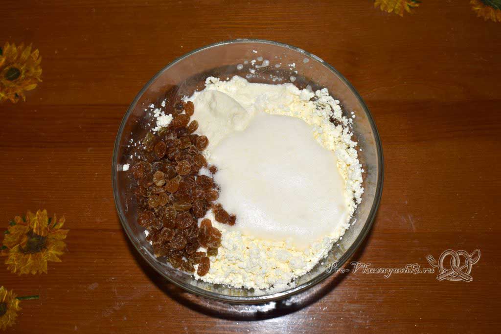 Творожная запеканка на молоке с манкой - соединяем ингредиенты