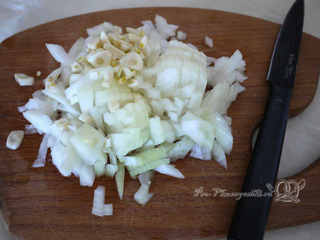 Тушеная квашеная капуста с курицей на сковороде - нарезаем лук
