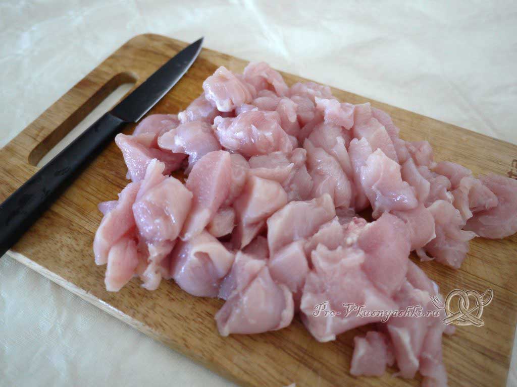 Тушеная квашеная капуста с курицей на сковороде - нарезаем мясо