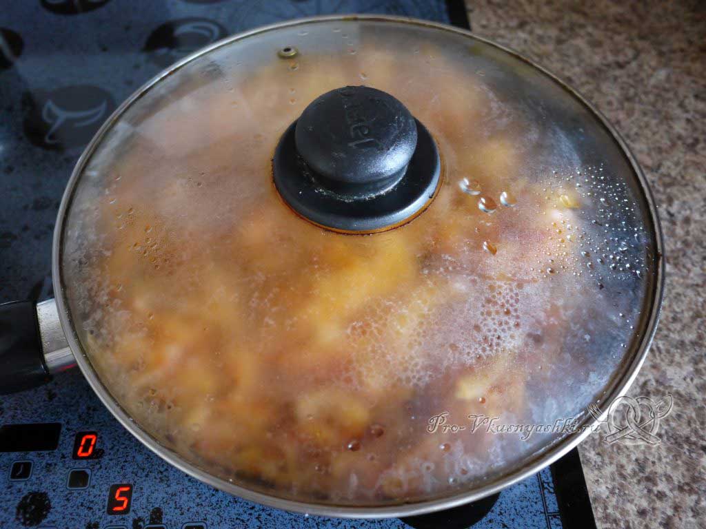 Тушеная квашеная капуста с курицей на сковороде - тушение