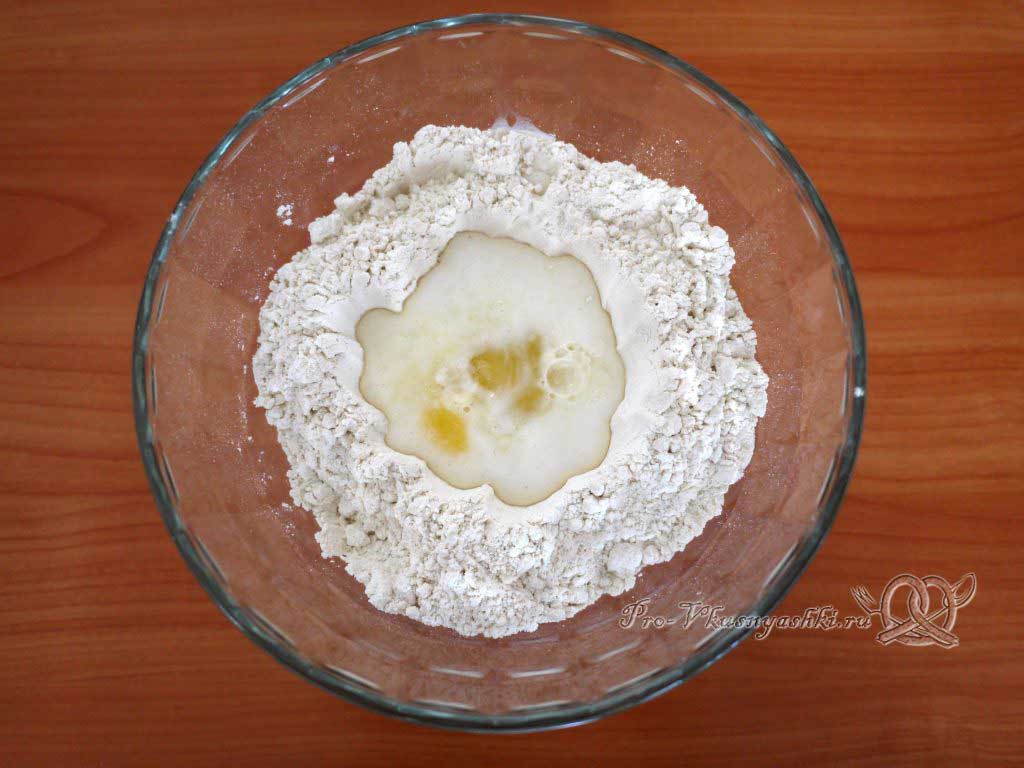 Вкусные домашние пельмени - добавляем жидкость в тесто