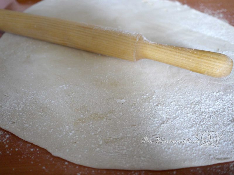 Вкусные домашние пельмени - раскатываем тесто