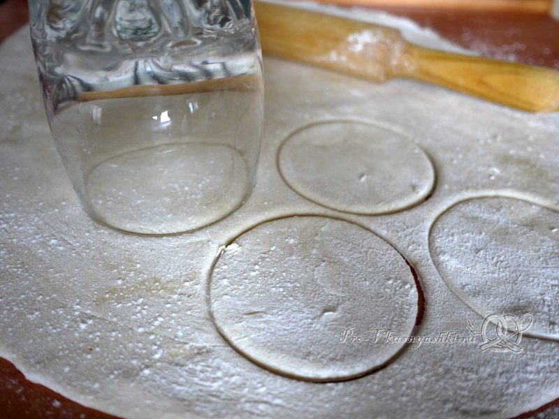 Вкусные домашние пельмени - вырезаем круги