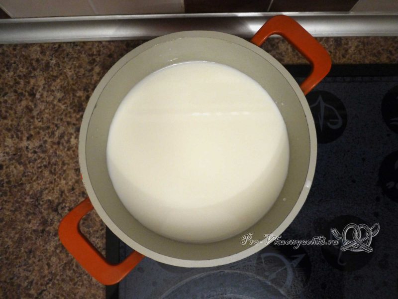 Королевская Пасха из молока - кипятим молоко