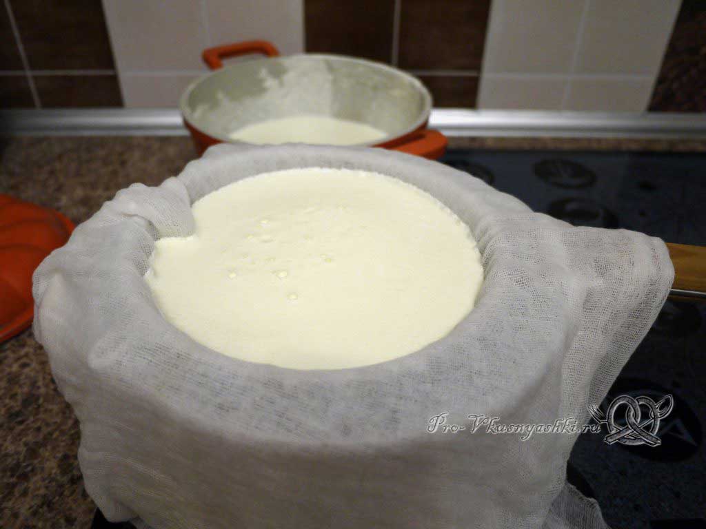 Сыр маскарпоне в домашних условиях - выливаем смесь в марлю