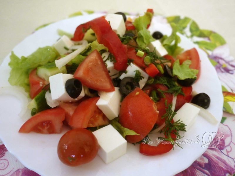 Греческий салат в домашних условиях - салат готов