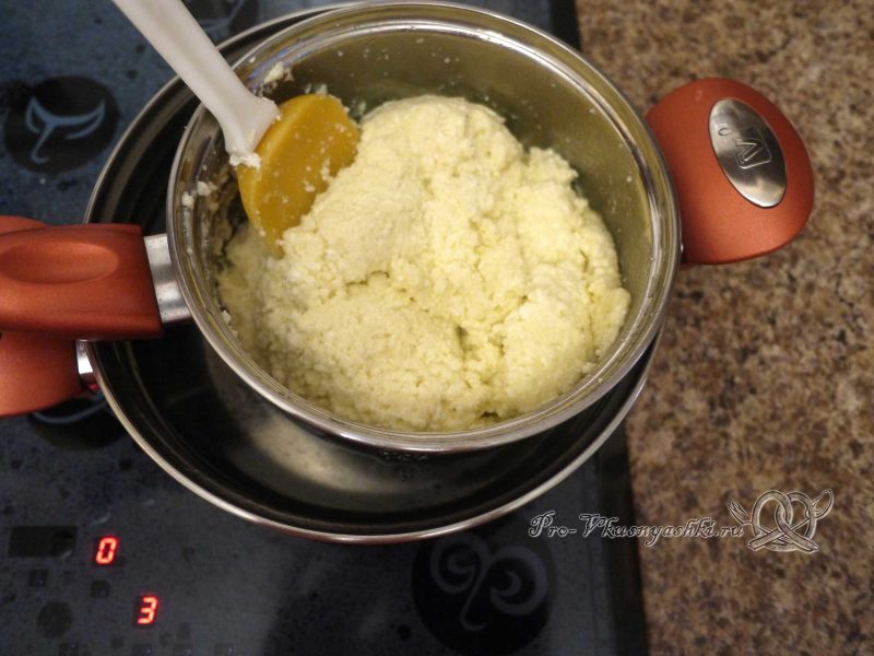 Домашний твердый сыр - добавляем творог к яично-масляной смеси
