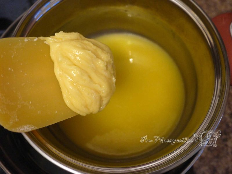 Домашний твердый сыр - добавляем яичную смесь в масло