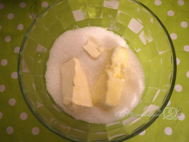 Капкейки с кремом чиз на сливках - перемешиваем масло с сахаром