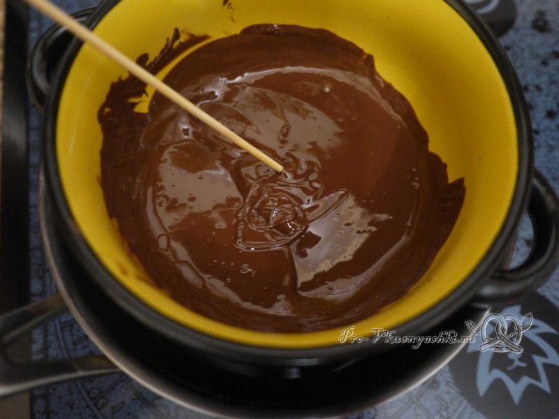 Кейк попсы со сгущенкой (картошка в шоколаде) - окунаем палочку в жидкий шоколад