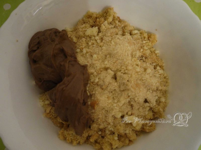 Кейк попсы со сгущенкой (картошка в шоколаде) - смешиваем крем и бисквит