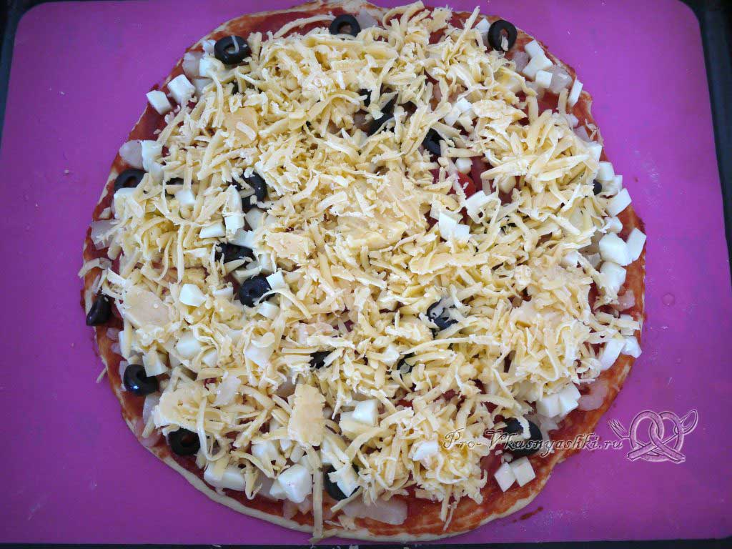 Пицца Графская с ананасами и креветками - посыпаем сыром