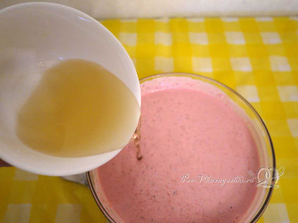 Творожный чизкейк без выпечки «Розовая зебра» - добавляем желатин в клубничный крем