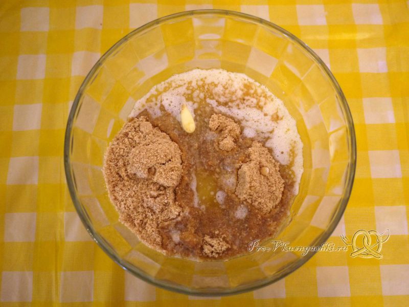 Творожный чизкейк без выпечки «Розовая зебра» - смешиваем печенье и масло
