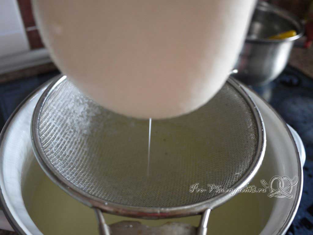 Творог в домашних условиях из кислого молока - даем стечь всей сыворотке