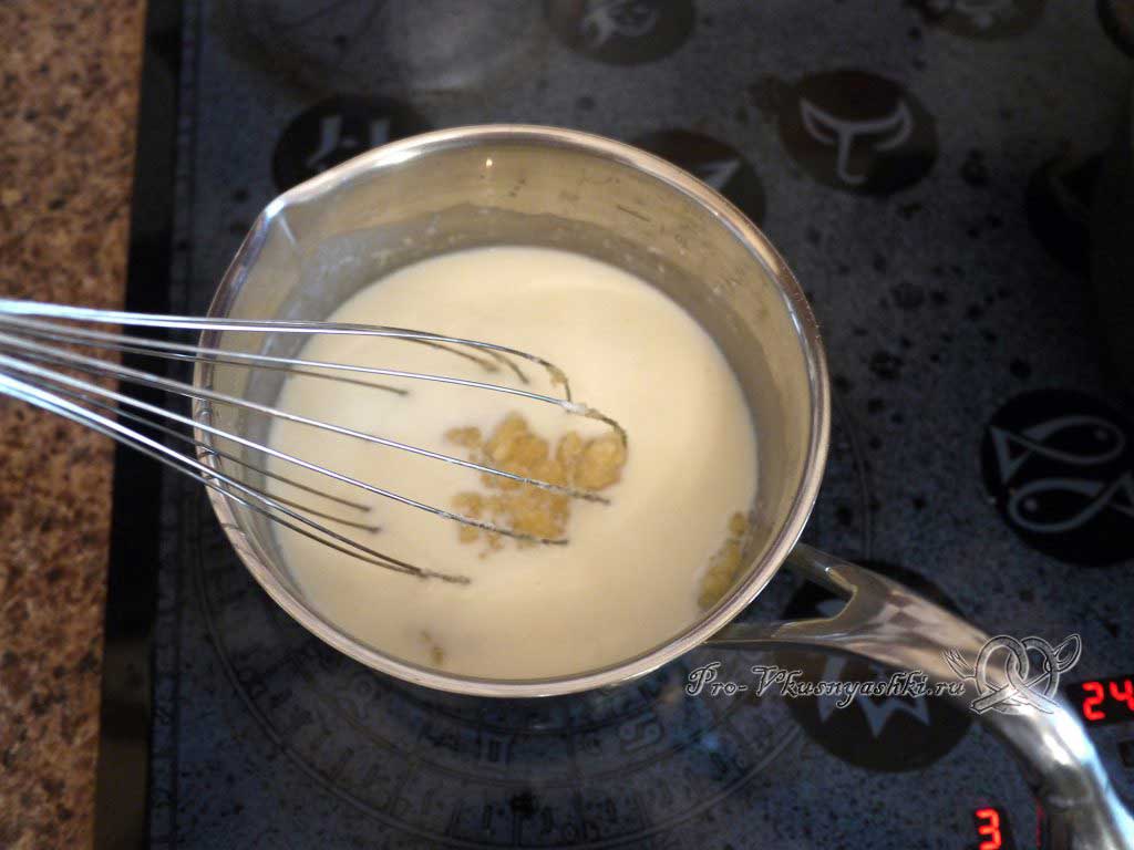 Лазанья с фаршем и белым соусом - добавляем молоко в соус