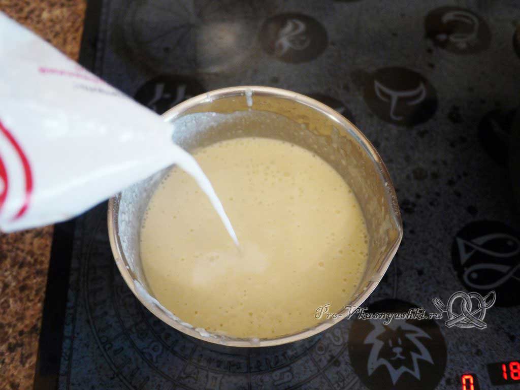 Лазанья с фаршем и белым соусом - добавляем остальное молоко в соус
