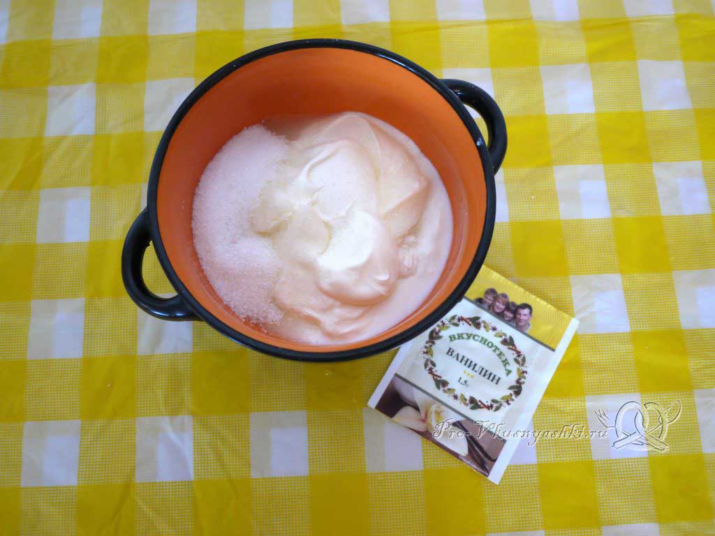 Нежный творожный чизкейк с персиками - смешиваем сметану с сахаром и ванилином