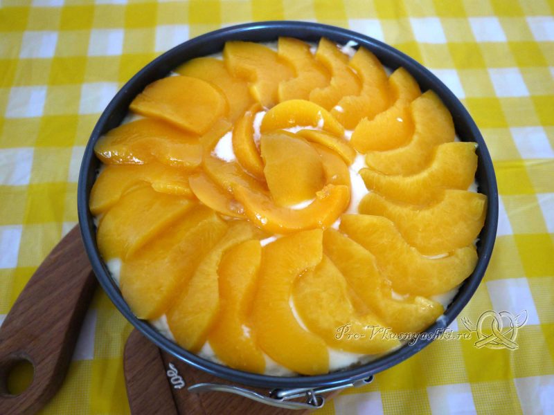 Нежный творожный чизкейк с персиками - украшаем персиками