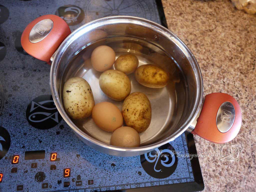 Окрошка на минералке с редиской - варим картофель и яйца