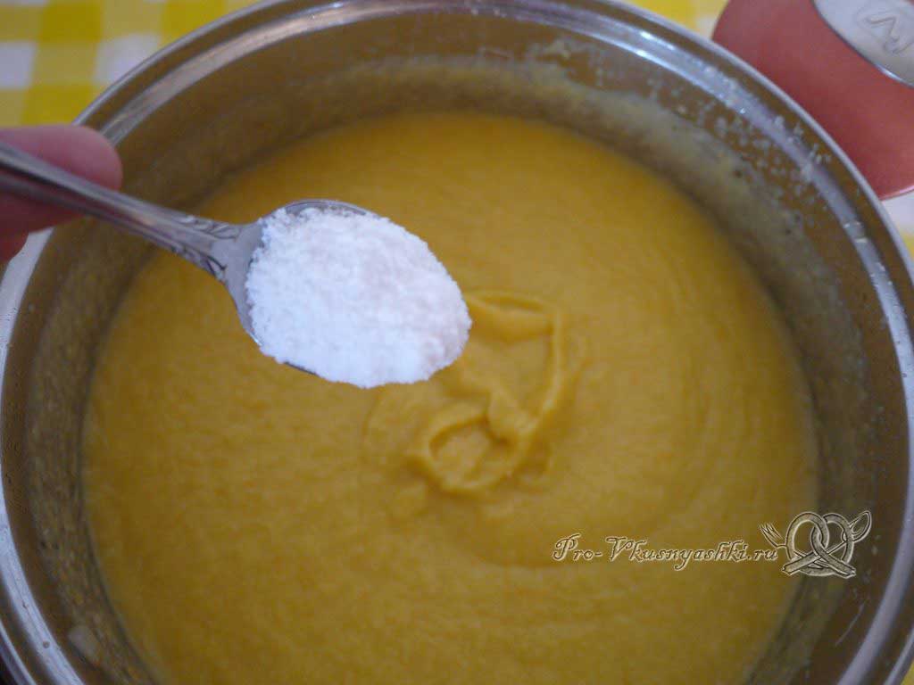 Овощной суп пюре с гренками - добавляем соль