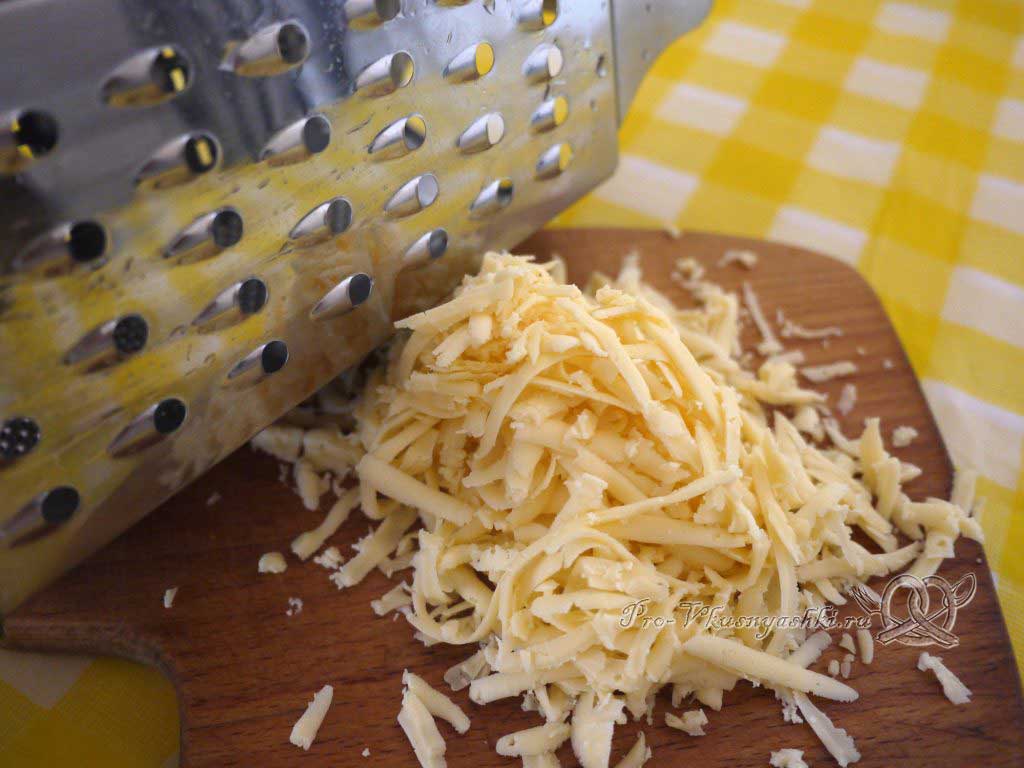 Макароны с помидорами и сыром - натираем сыр 