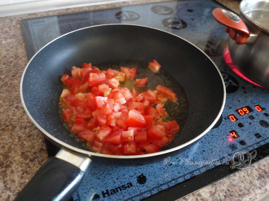 Макароны с помидорами и сыром - обжариваем помидоры
