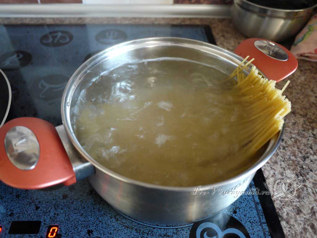 Макароны с помидорами и сыром - варим спагетти