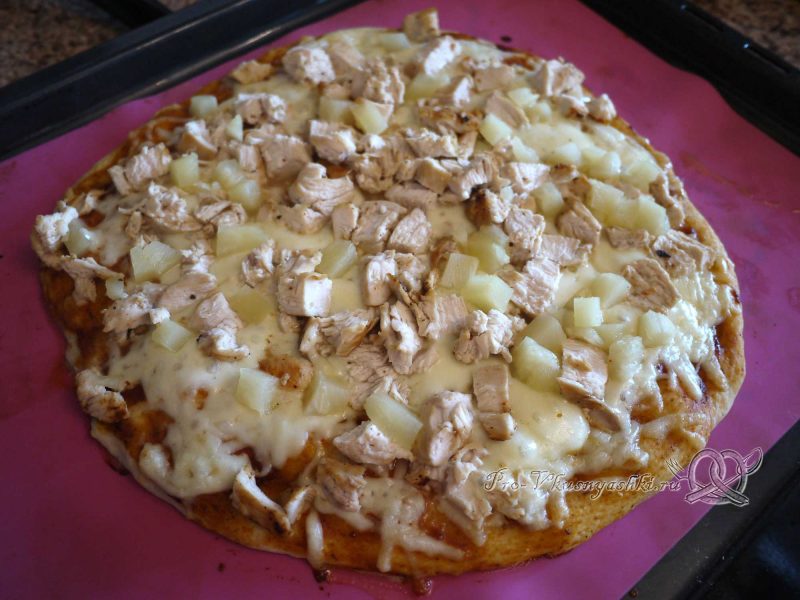 Пицца с курицей и ананасами - готовая пицца