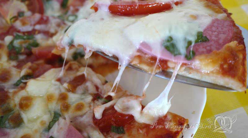 Пицца с помидорами и вареной колбасой - подача