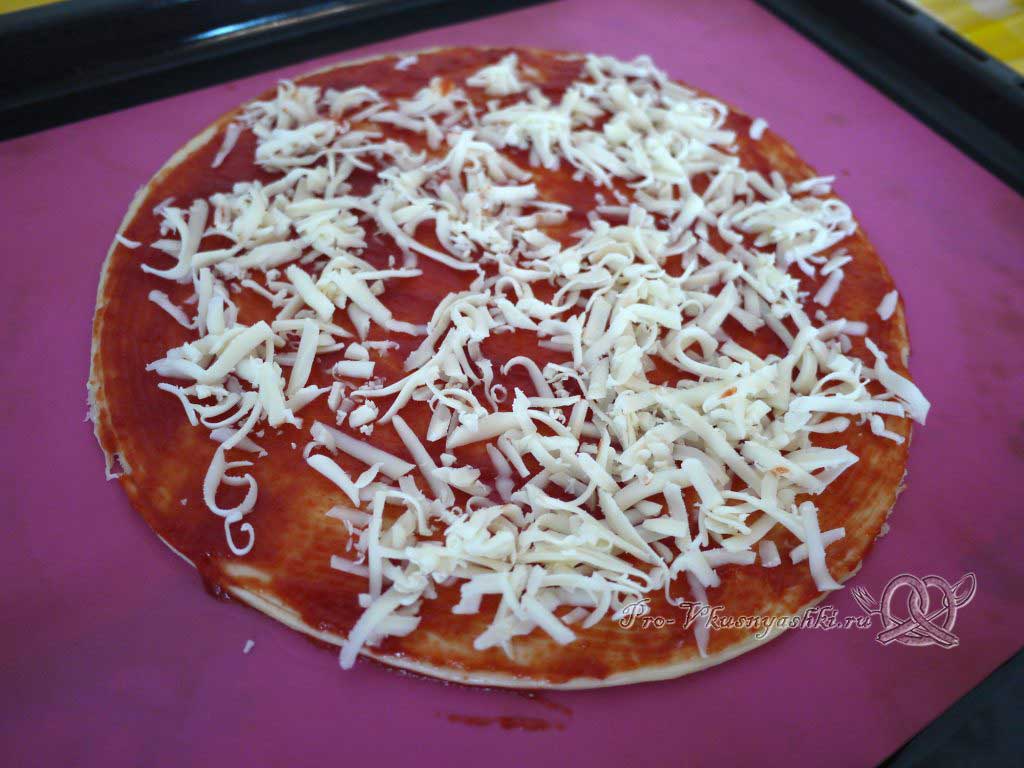 Пицца с помидорами и вареной колбасой - посыпаем пиццу сыром