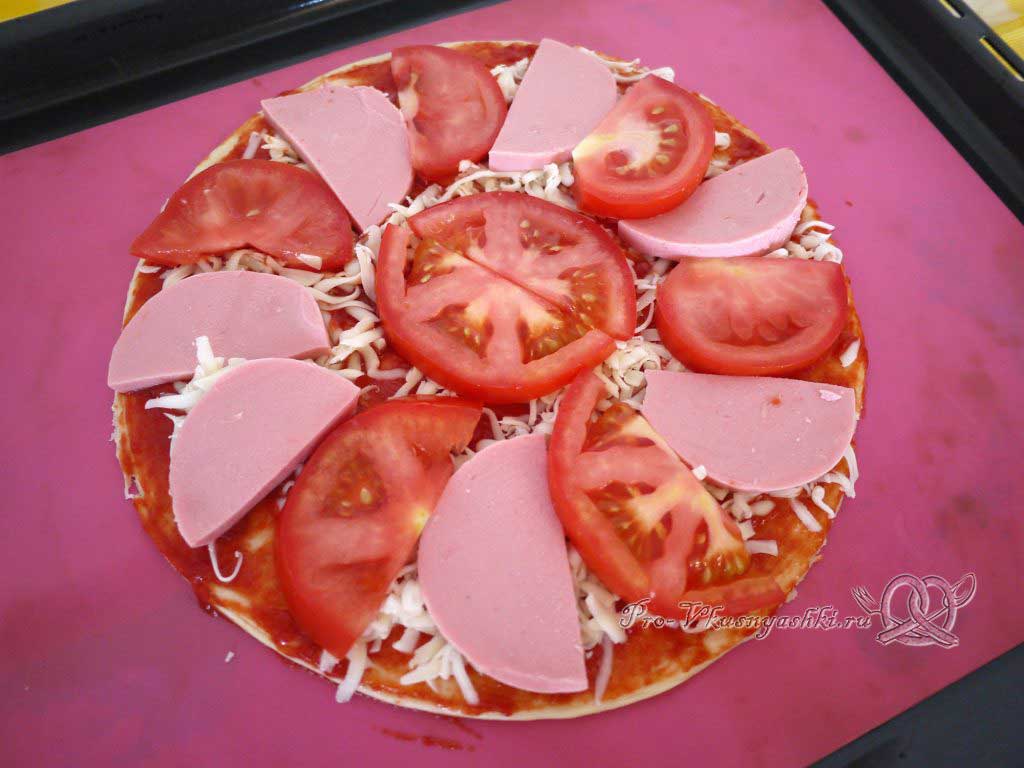 Пицца с помидорами и вареной колбасой - выкладываем помидоры