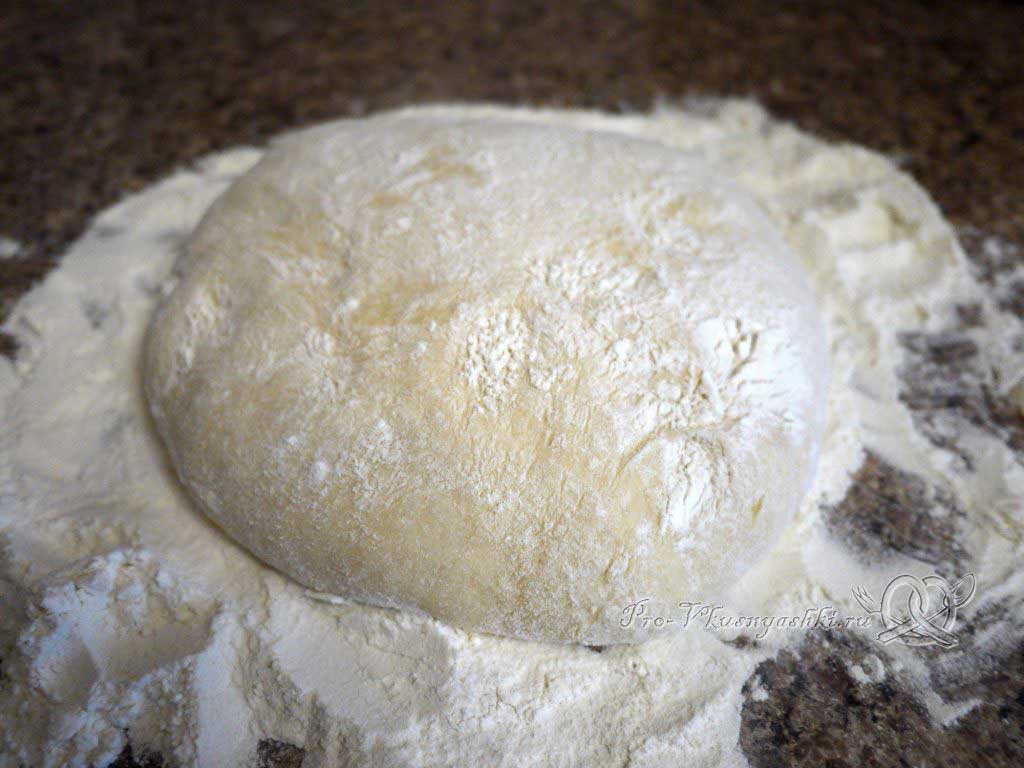 Пирожки с щавелем - обминаем тесто