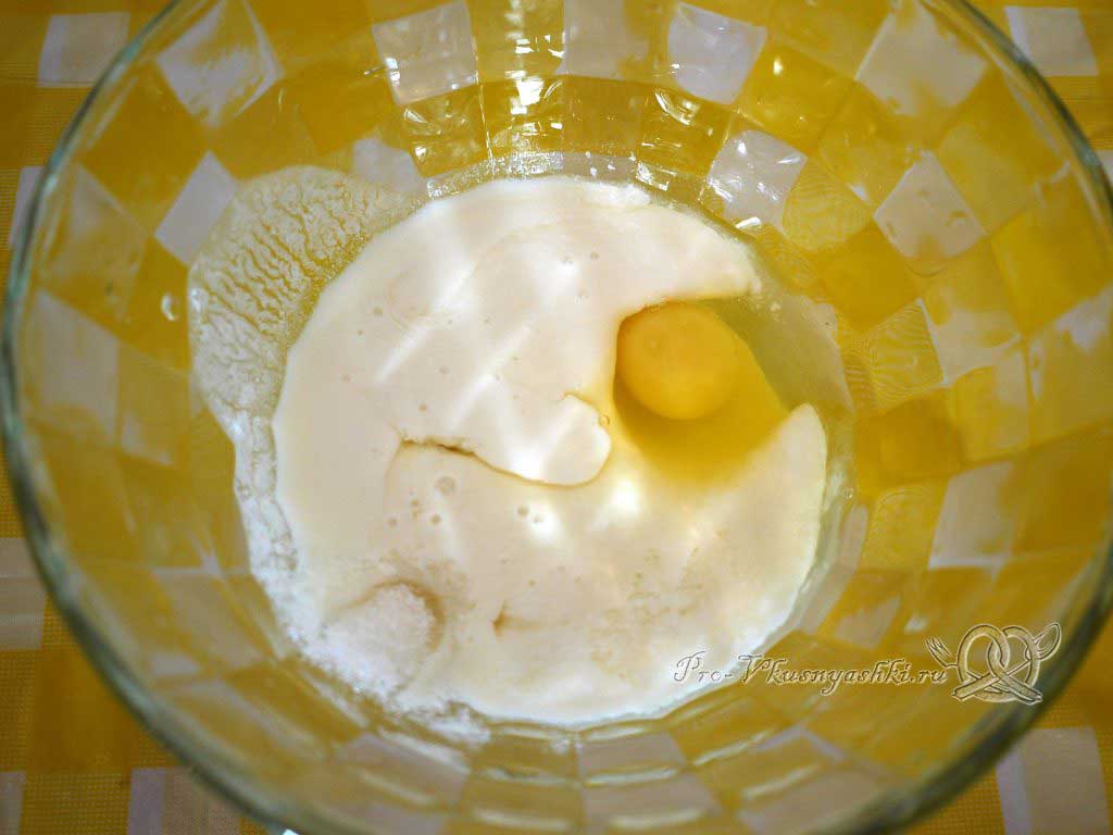 Оладьи на простокваше пышные - смешиваем простоквашу и яйца