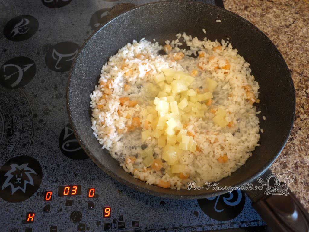 Рис с креветками и ананасом - добавляем ананасы