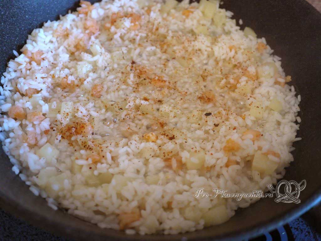 Рис с креветками и ананасом - добавляем соль и специи