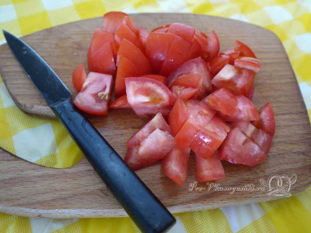 Салат Летний из помидоров огурцов перца и редиски - нарезаем помидоры