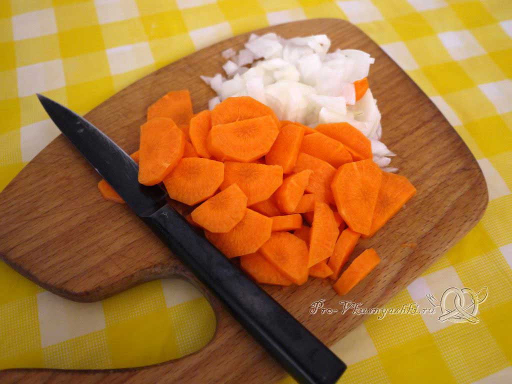 Летние (зеленые) щи с щавелем - нарезаем морковь и лук