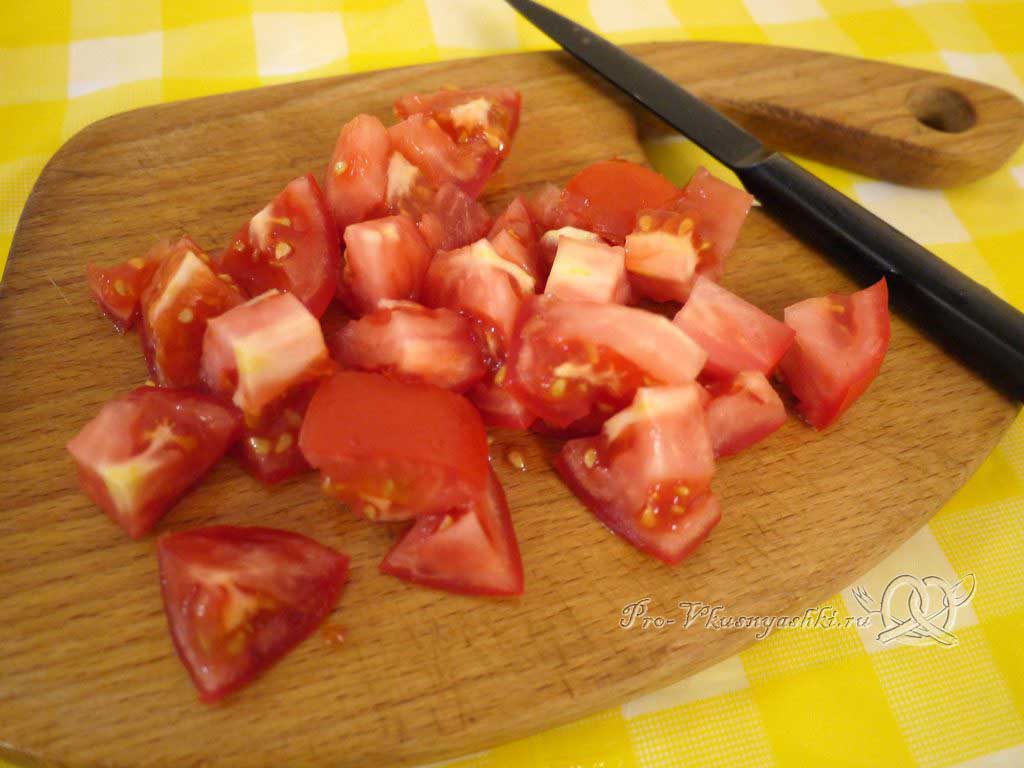 Шопский салат с огурцами, помидорами и болгарским перцем - нарезаем помидоры