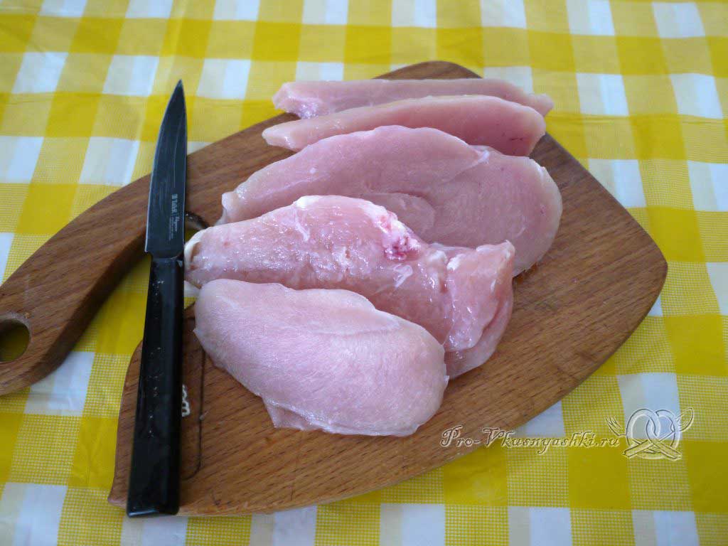 Сочная куриная отбивная жаренная в бумаге со специями - нарезаем филе