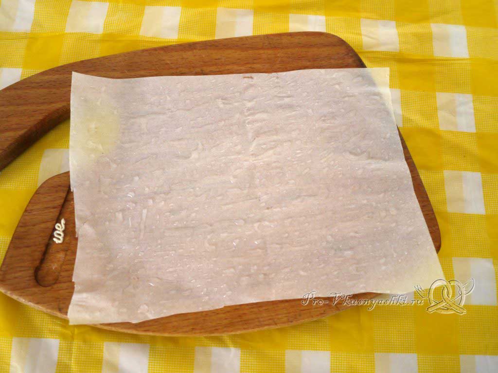 Сочная куриная отбивная жаренная в бумаге со специями - смазываем бумагу маслом
