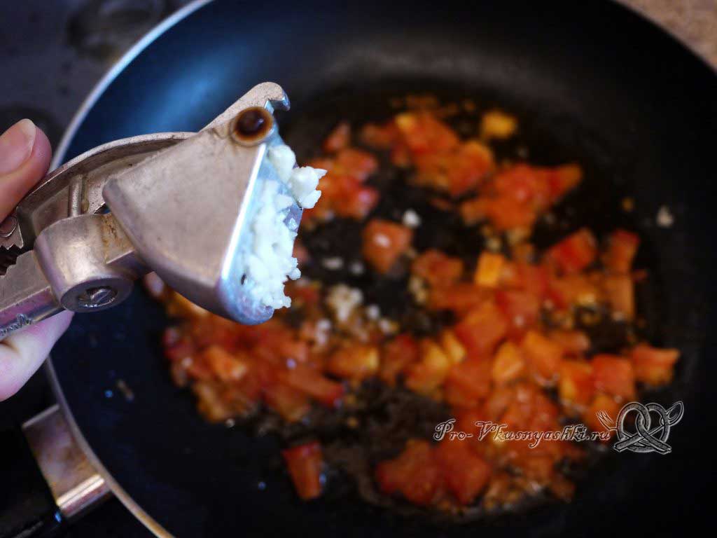 Яичница с помидорами и гренками - добавляем чеснок в помидоры