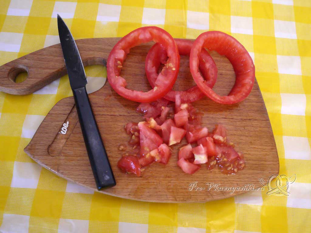Яичница с помидорами и гренками - нарезаем томаты