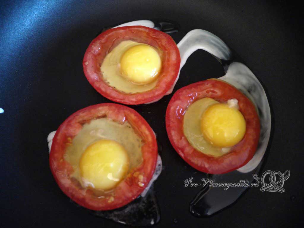 Яичница с помидорами и гренками - помещаем яйца в помидорные круги