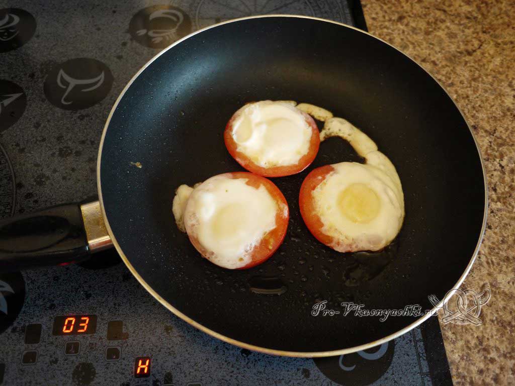 Яичница с помидорами и гренками - яйца готовы