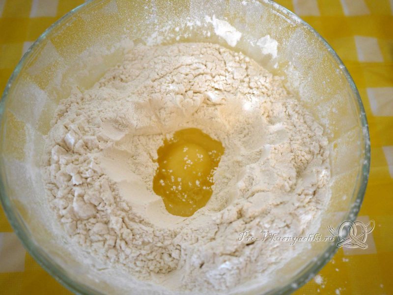 Пирожки с щавелем жареные на сковороде - добавляем яйцо