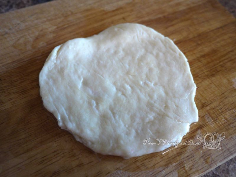 Пирожки с щавелем жареные на сковороде - раскатываем тесто