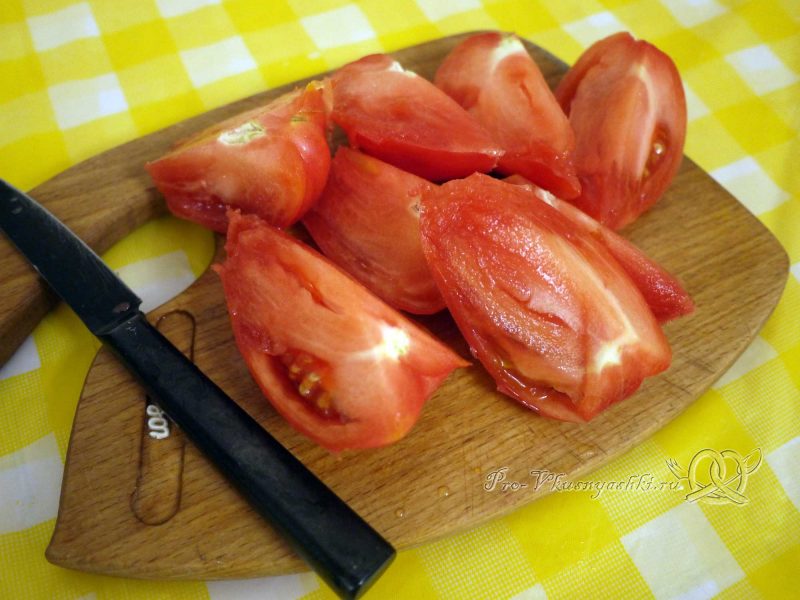 Аджика из помидоров, перца и чеснока на зиму - нарезаем помидоры