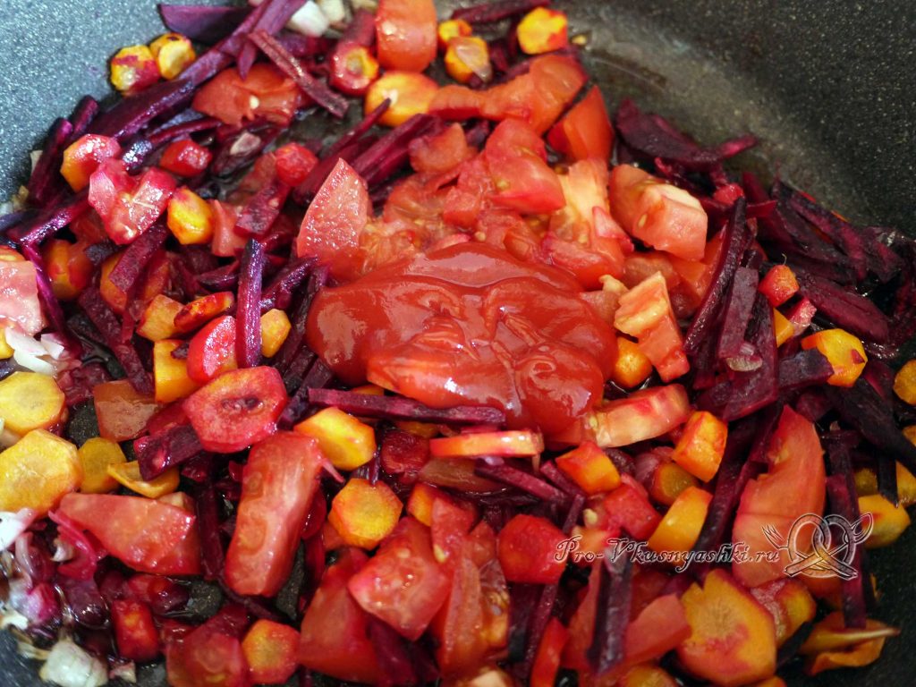 Борщ с ботвой - добавляем томатную пасту к обжаренным овощам