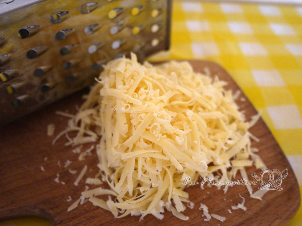 Ека с сыром и яйцом в лаваше - натираем сыр